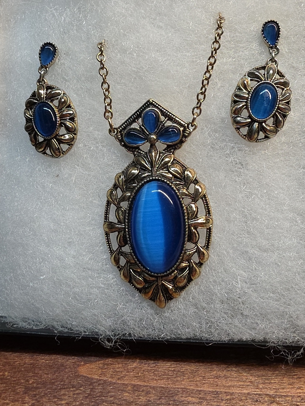 Antique-Style Blue Cabochon Pendant Necklace with Matching Earrings